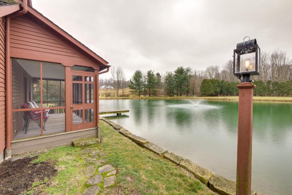 Quaint Winesburg Cottage with Porch and Pond! - Holiday Home