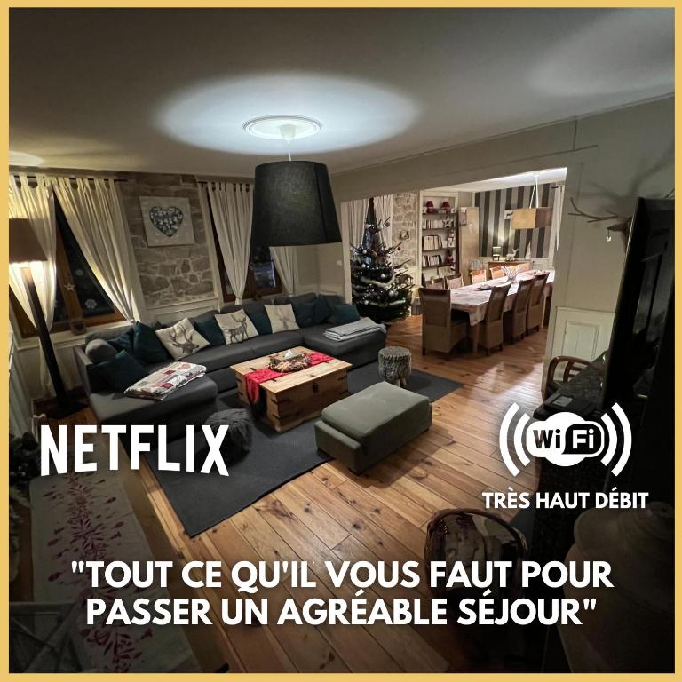 un salon avec un canapé et une table dans l'établissement Gîte de charme jusqu'à 14 personnes, Proche du lac de Gérardmer, à Gérardmer