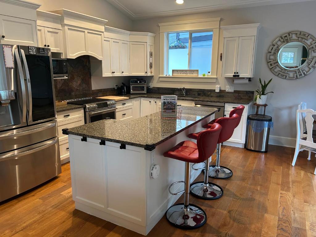 Kuchyň nebo kuchyňský kout v ubytování Bright Spacious Entire Home with Kids Backyard Set