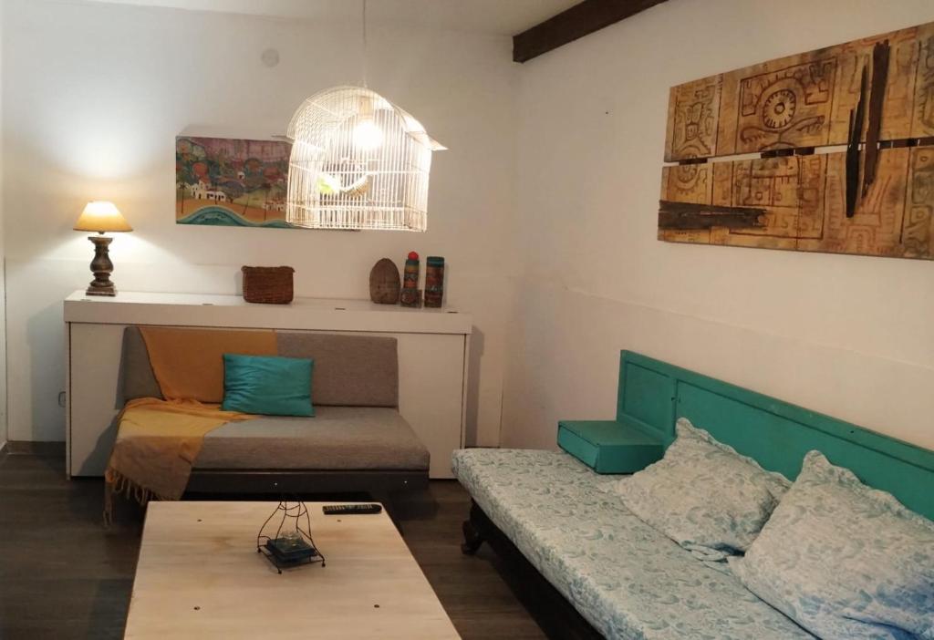 a room with a couch and a bed and a table at CASA del PEZ céntrica para 5 huespedes in La Plata