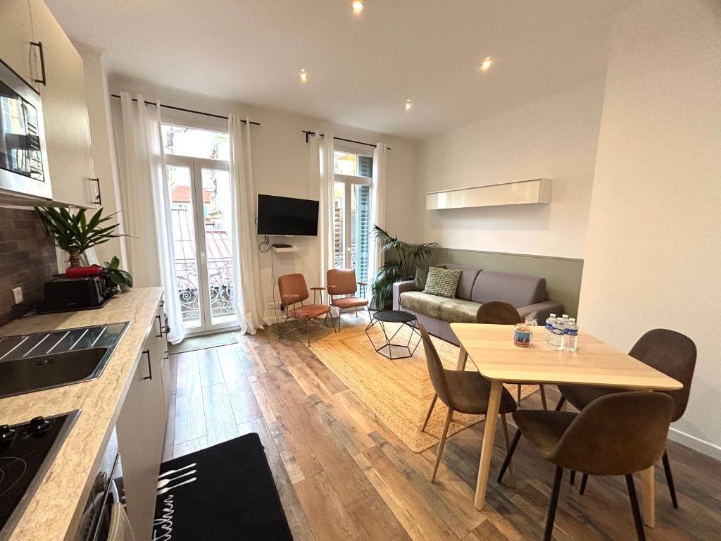 TV a/nebo společenská místnost v ubytování Appartement 2 pièces hyper centre NICE PROCHE PLAGE