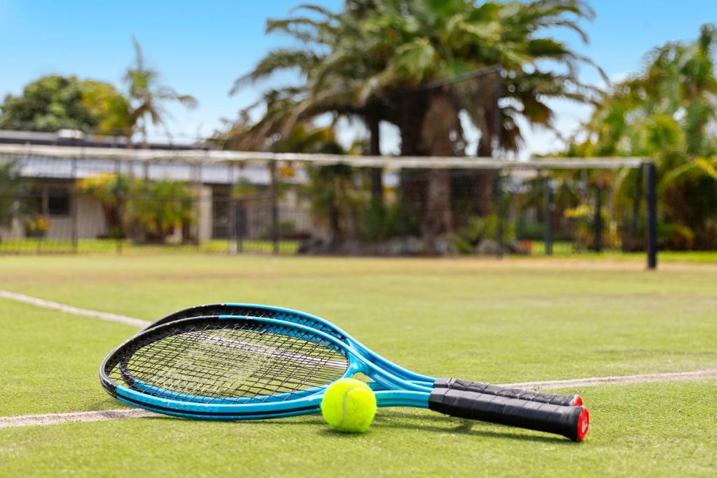 Tenis a/nebo squash v ubytování Taipa Beach Resort nebo okolí