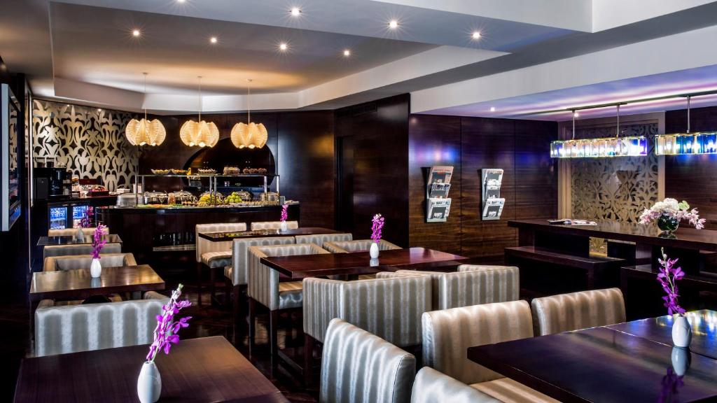 Restaurace v ubytování Crowne Plaza Dubai Deira by IHG