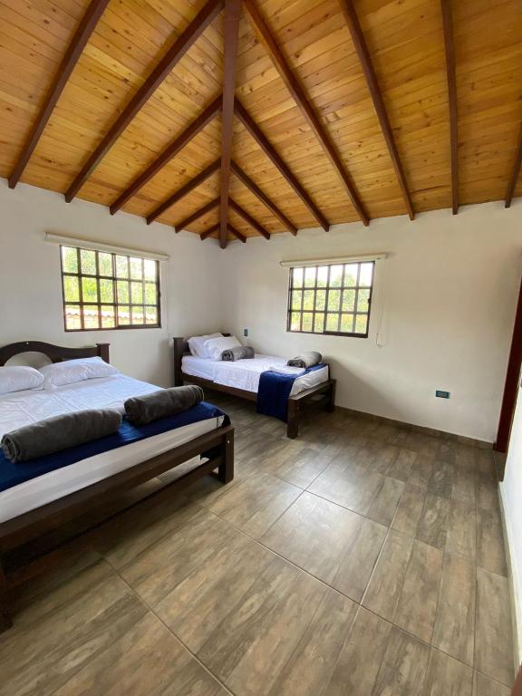 سرير أو أسرّة في غرفة في Cabañas El Sol