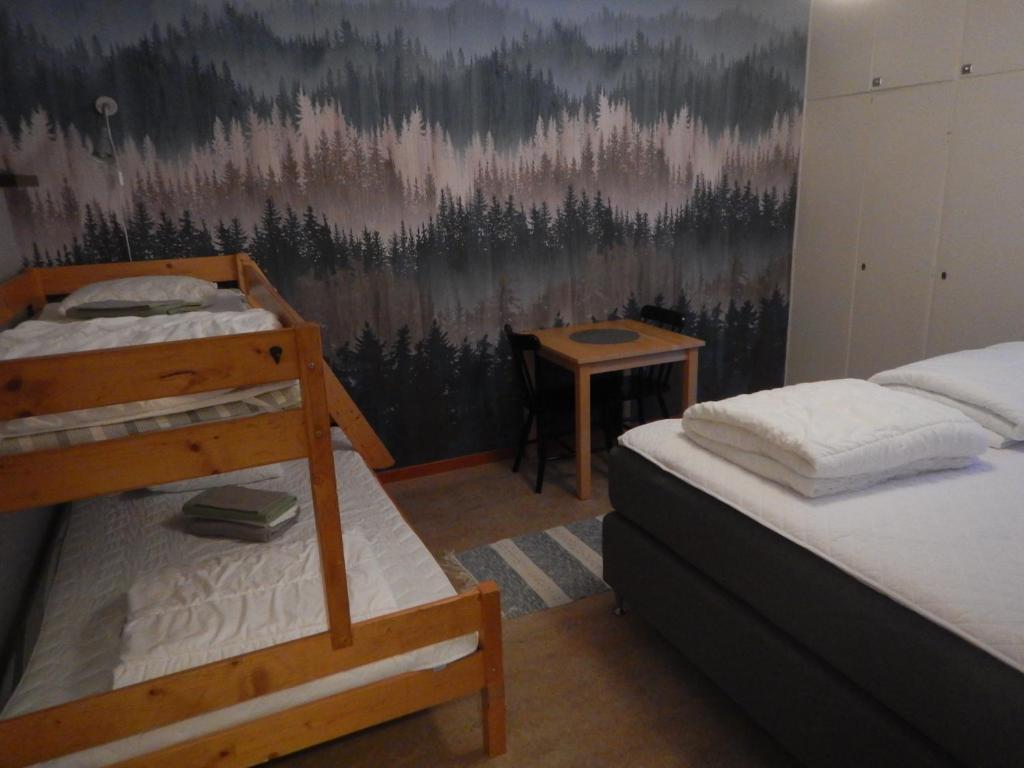 Postel nebo postele na pokoji v ubytování Jokkmokks Vandrarhem Åsgård