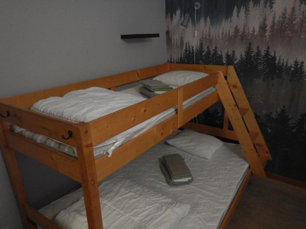Postel nebo postele na pokoji v ubytování Jokkmokks Vandrarhem Åsgård