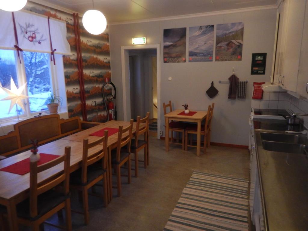 Kuchyň nebo kuchyňský kout v ubytování Jokkmokks Vandrarhem Åsgård