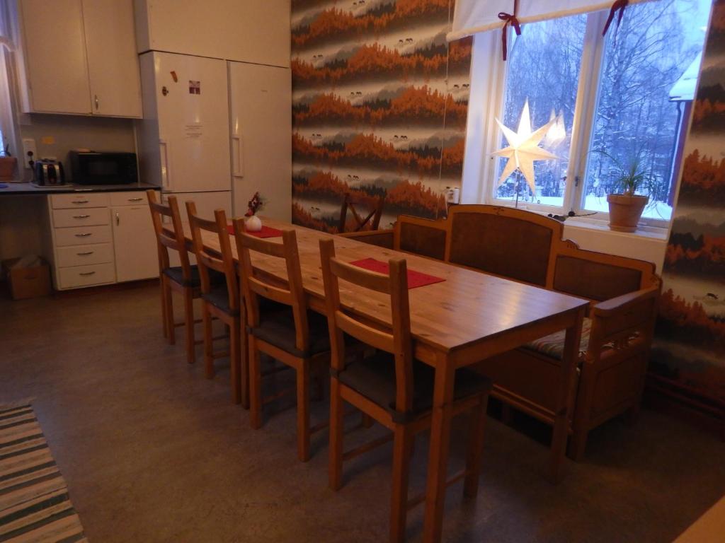 Kuchyň nebo kuchyňský kout v ubytování Jokkmokks Vandrarhem Åsgård