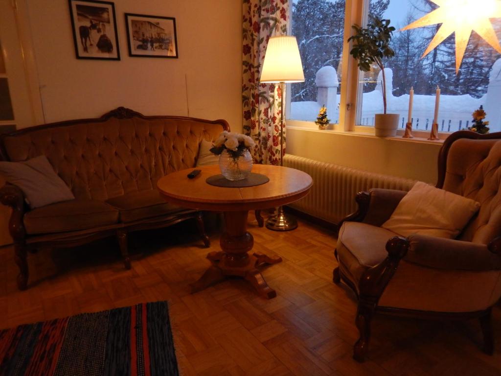Posezení v ubytování Jokkmokks Vandrarhem Åsgård