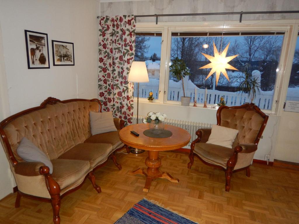 Posezení v ubytování Jokkmokks Vandrarhem Åsgård