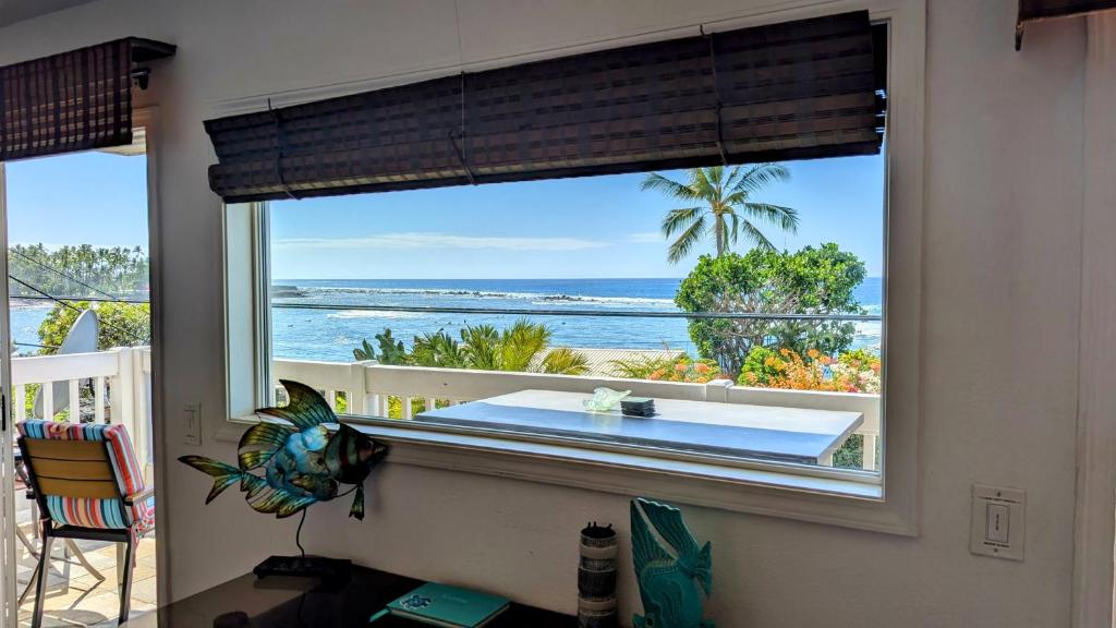een raam in een kamer met uitzicht op de oceaan bij Seaside Retreat Condo in Kailua-Kona