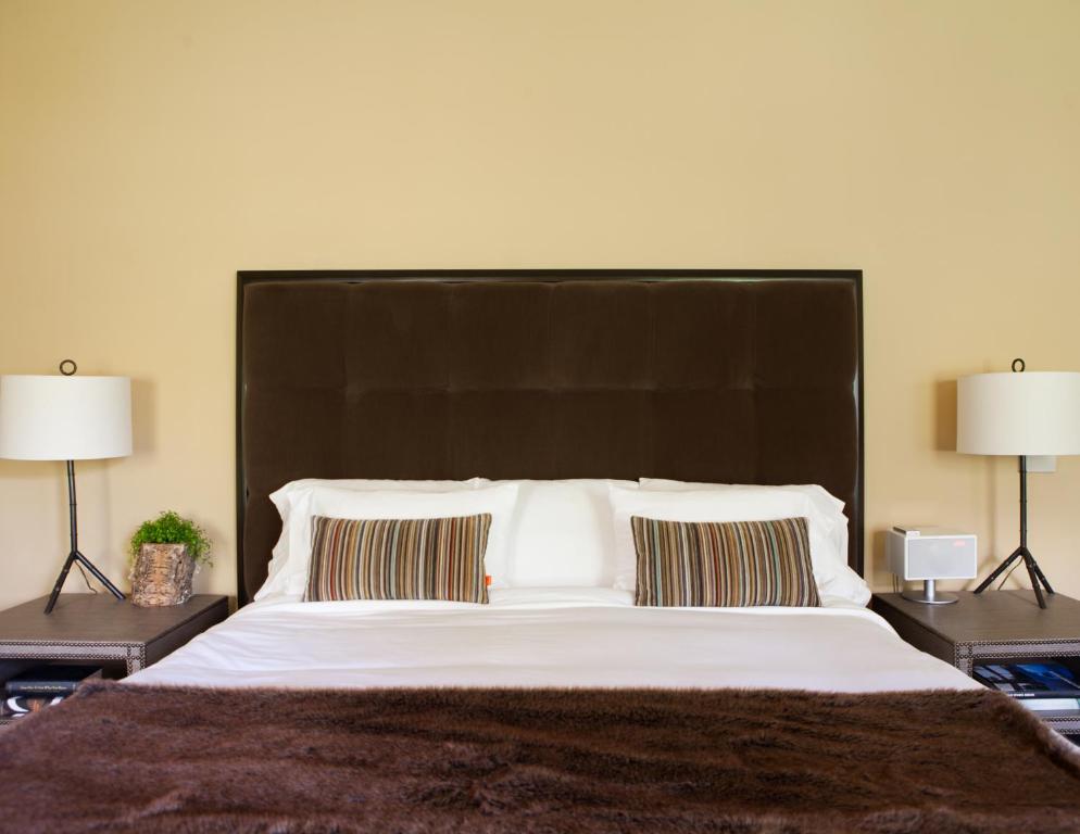 Postel nebo postele na pokoji v ubytování Wydown Hotel
