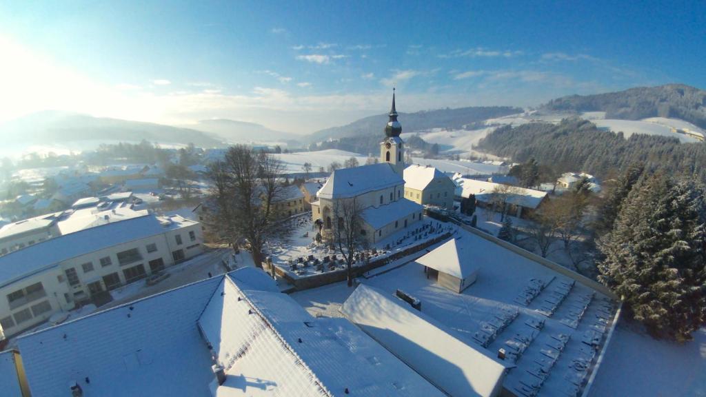 Nespecifikovaný výhled na hory nebo výhled na hory při pohledu z hotelu