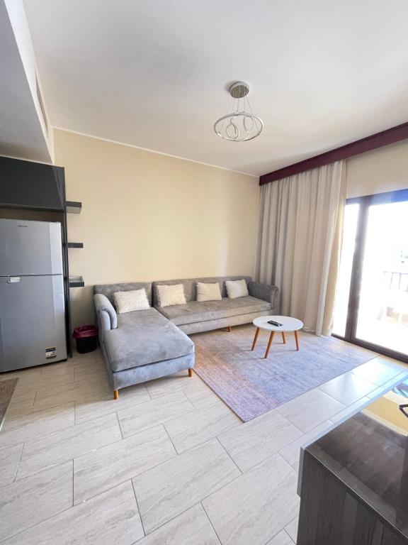 A seating area at AlDau Heights Apartments