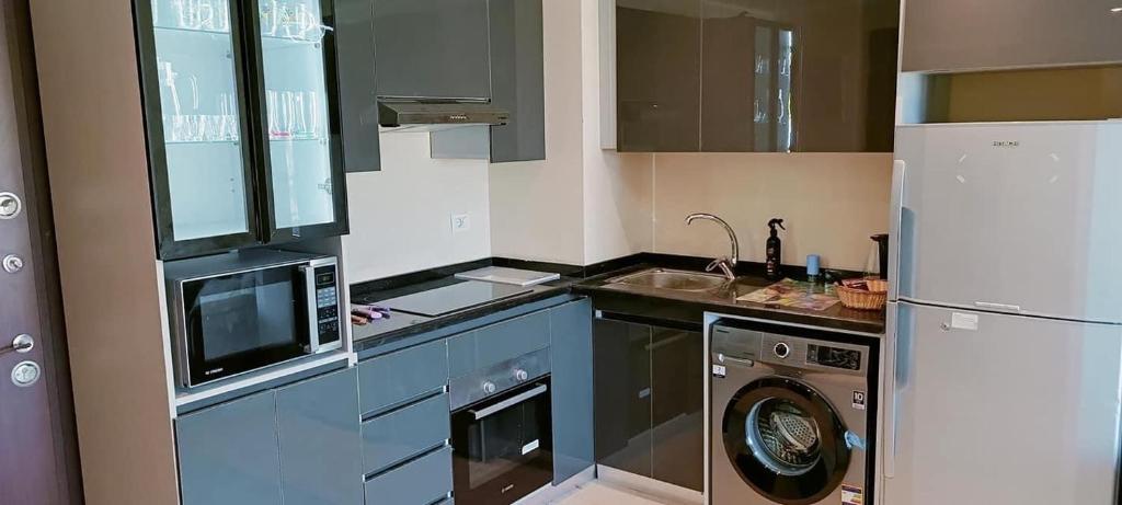 A kitchen or kitchenette at AlDau Heights Apartments