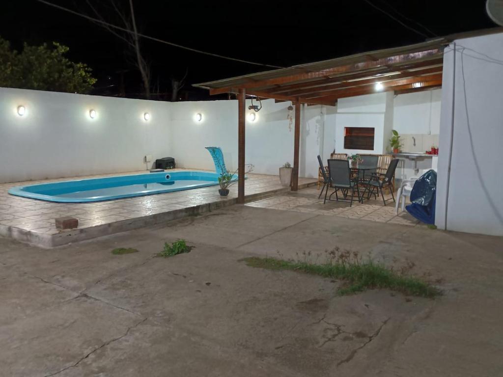 Pântano GrandeにあるHospedagem Familiarの夜の裏庭のプール