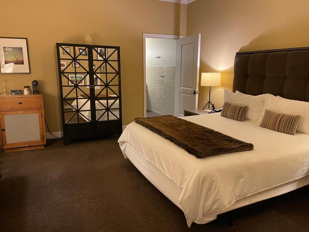 Postel nebo postele na pokoji v ubytování Wydown Hotel
