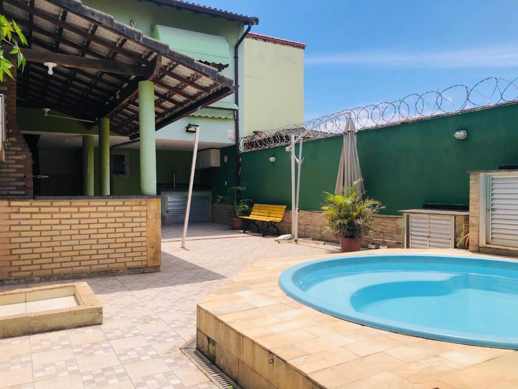 a swimming pool in the middle of a patio at Casa Spar do Atlântico com Piscina in Maricá