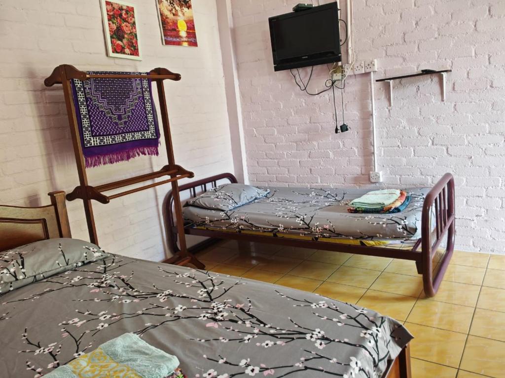 Postel nebo postele na pokoji v ubytování KAMILA MOTEL TELUK SENANGIN