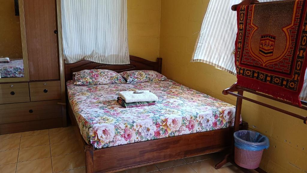 Postel nebo postele na pokoji v ubytování KAMILA MOTEL TELUK SENANGIN