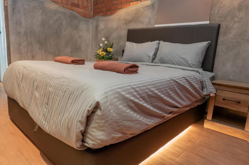 Postel nebo postele na pokoji v ubytování Bricks Guesthouse