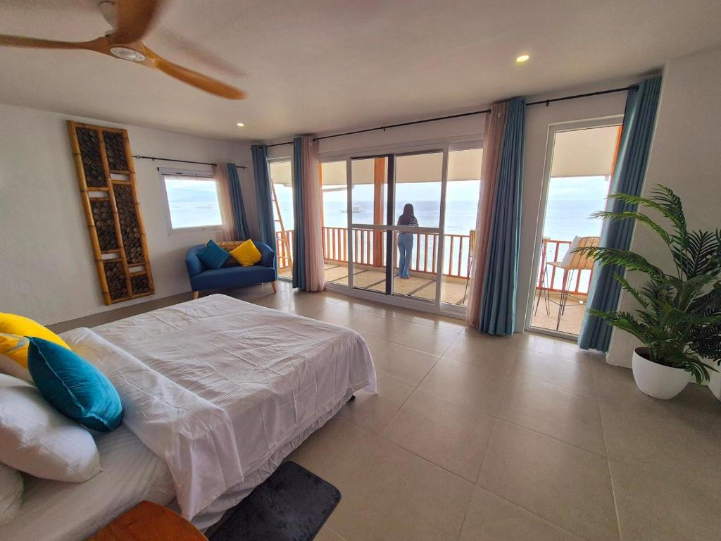 Postel nebo postele na pokoji v ubytování Quo Vadis Dive Resort