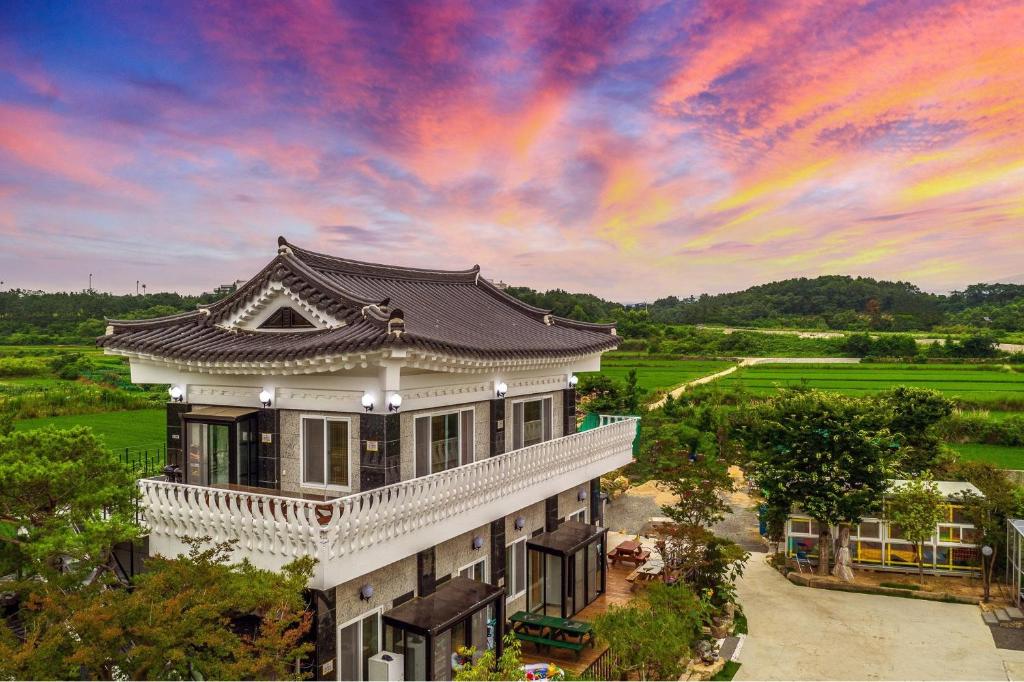 un edificio con un techo chino encima en Gyeongju SoraedangA Pension, en Gyeongju
