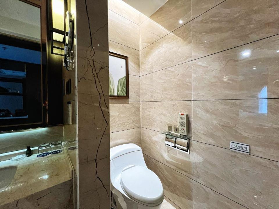 Menshine Gloria Plaza Hotel - Executive King Room