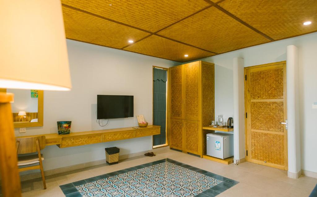 TV a/nebo společenská místnost v ubytování Villa De Campagne Hoi An