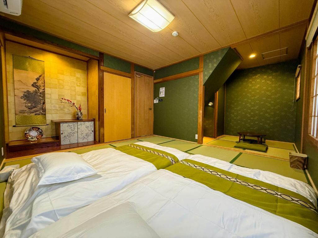 a large bed in the corner of a room at 風花Fuka民泊大森西001 in Tokyo