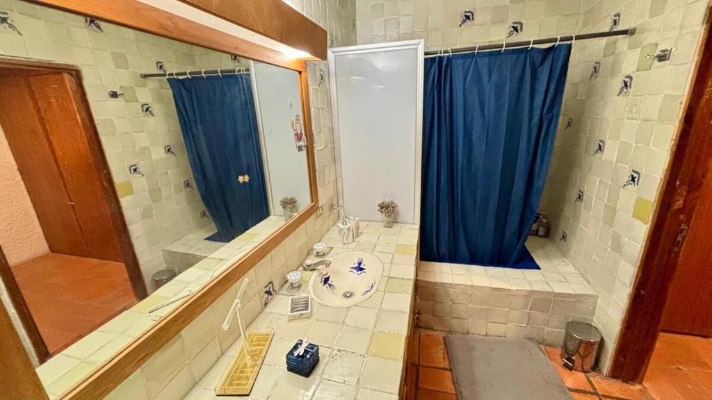 Un baño con ducha, inodoro y lavabo. en Finca El Cielo, en Huiluco