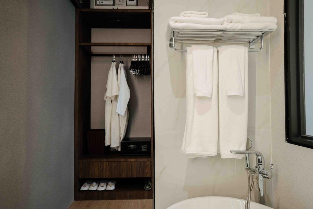 
Friend and Family Pool Access
