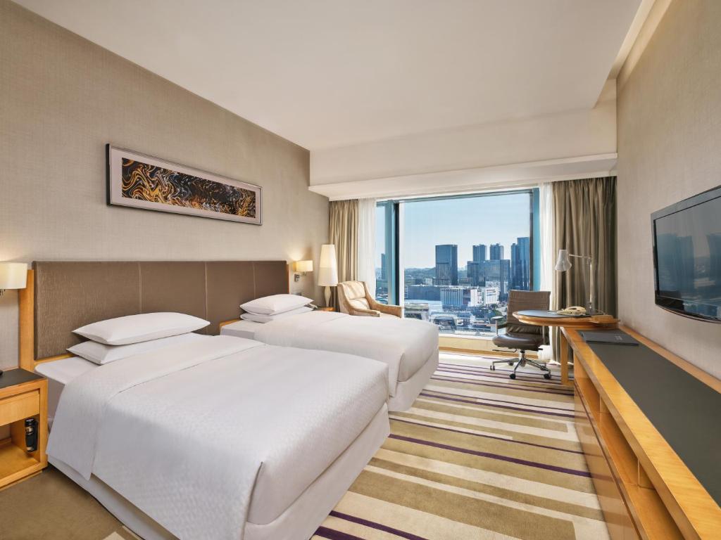 Postel nebo postele na pokoji v ubytování Four Points by Sheraton Guangzhou, Tianhe