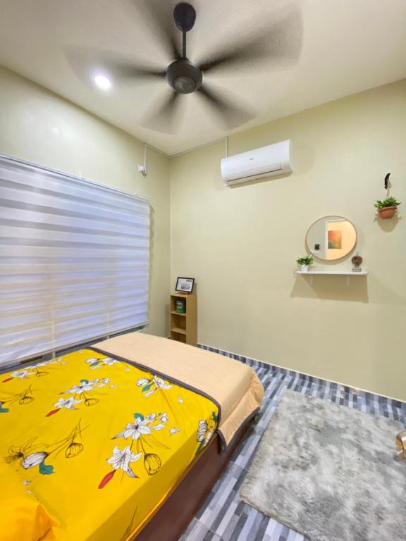 Ένα ή περισσότερα κρεβάτια σε δωμάτιο στο Yellow Retreat House Homestay Batu Gajah