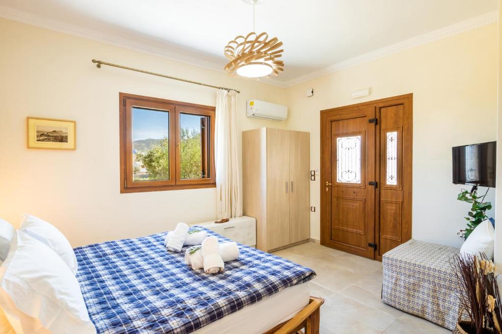 Postel nebo postele na pokoji v ubytování Olive Studios Karpathos Studio #4