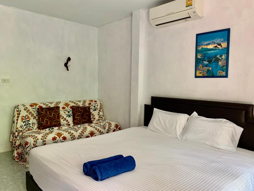 a hotel room with a bed and a couch at Pakmeng Beach Resort in Pak Meng