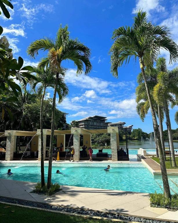 Bazén v ubytování Pico De Loro Room Rate nebo v jeho okolí