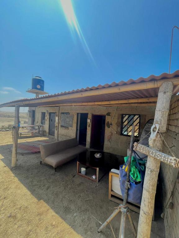 PuémapePuemape Planet Eco Hostel的一张床和一张沙发,放在面包车后面
