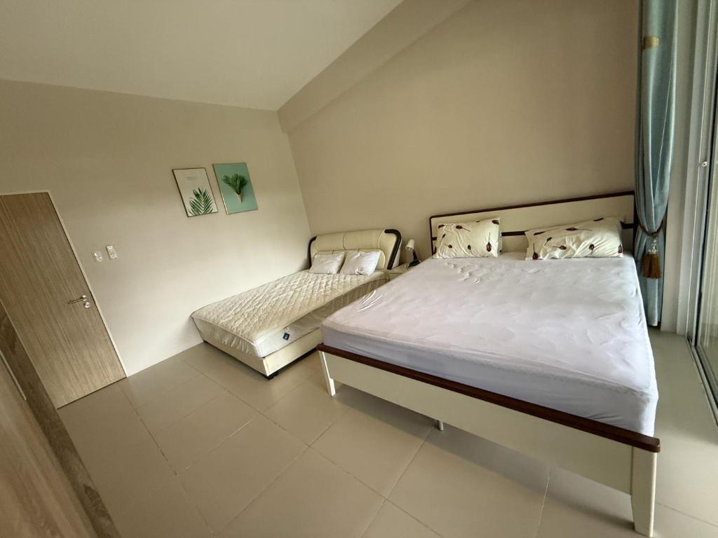 Postel nebo postele na pokoji v ubytování Pico De Loro Room Rate