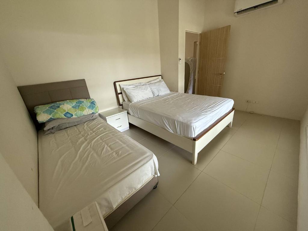 Postel nebo postele na pokoji v ubytování Pico De Loro Room Rate