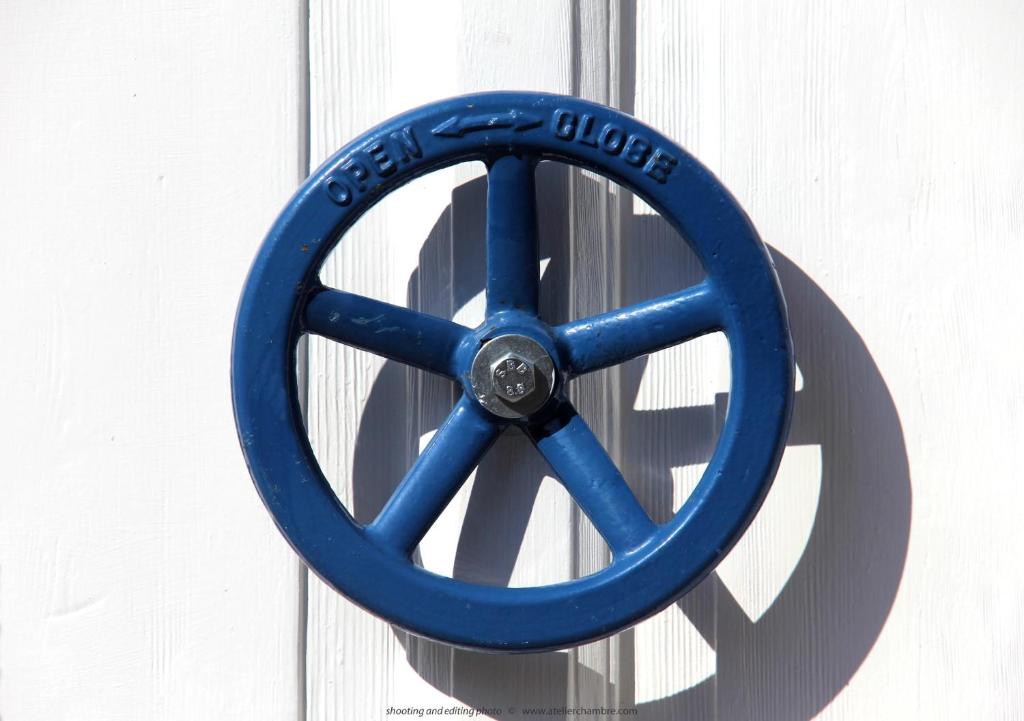 una rueda de bicicleta azul sentada en la parte superior de una puerta en Relais Chambre, en Castelfidardo