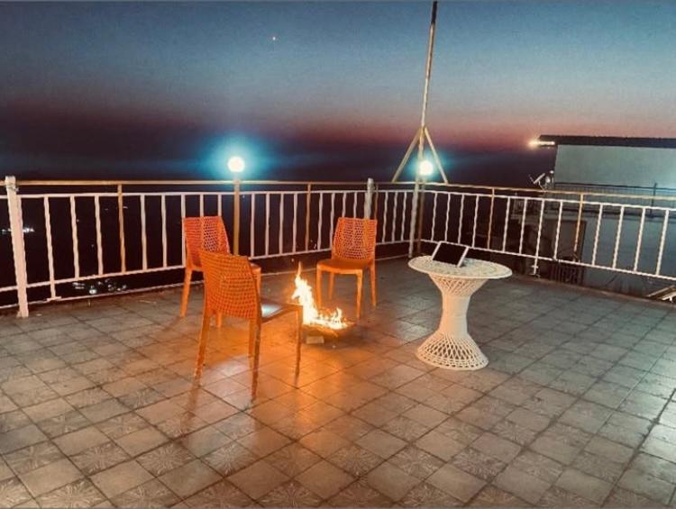 Balkón nebo terasa v ubytování Vidisha home stay and Flavors cafe& dine