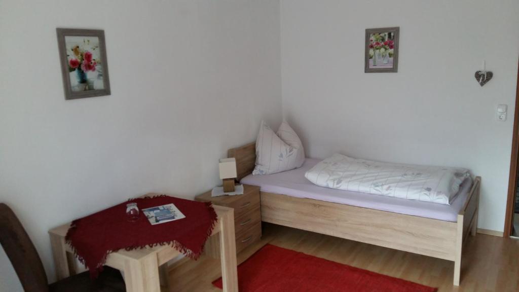Postel nebo postele na pokoji v ubytování Gästehaus Pöppl