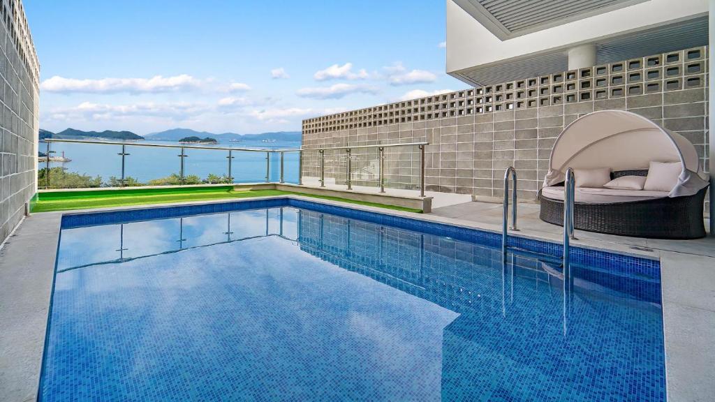 Bazén v ubytování Yeosu Liposo Poolvilla nebo v jeho okolí
