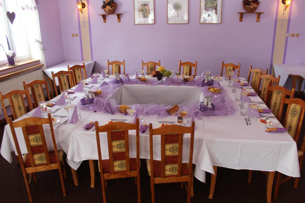 Reštaurácia alebo iné gastronomické zariadenie v ubytovaní Hotel Säntis