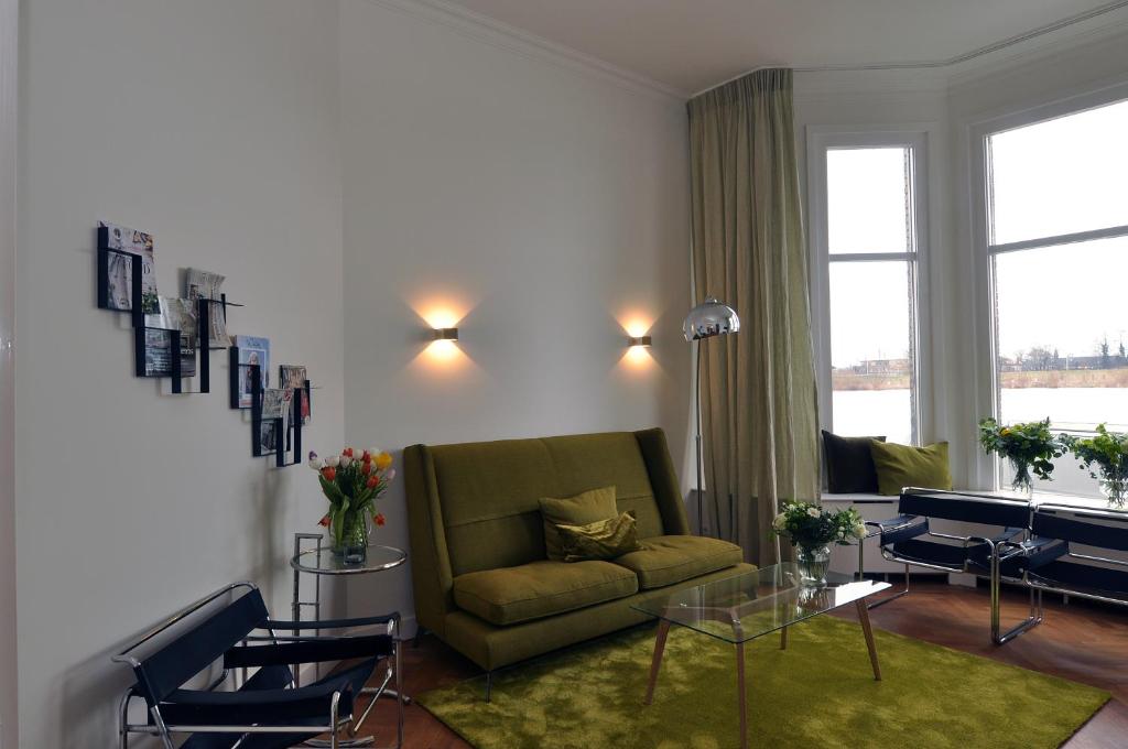Een zitgedeelte bij Boetiek Hotel Kampen