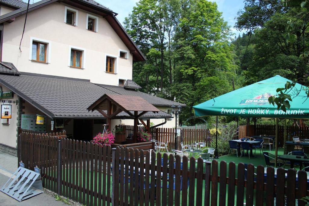 Vonkajšia záhrada v ubytovaní Hotel Säntis