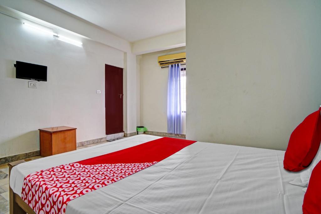 Postel nebo postele na pokoji v ubytování Hotel O Highway Inn