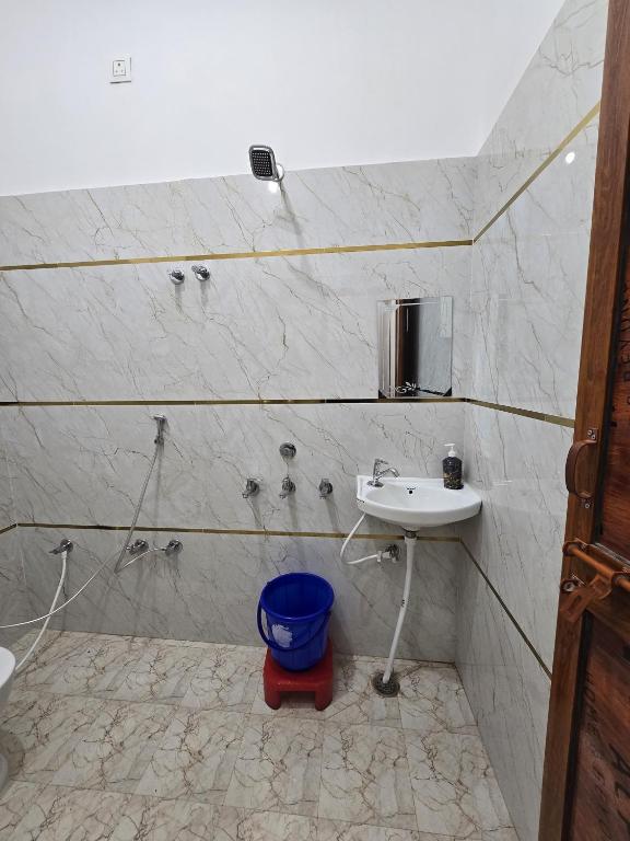 Ένα μπάνιο στο Hotel Siddhi Palace, Ayodhya Near Ram Mandir