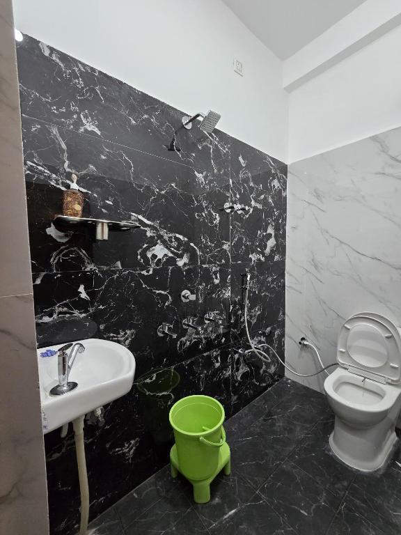 Ένα μπάνιο στο Hotel Siddhi Palace, Ayodhya Near Ram Mandir